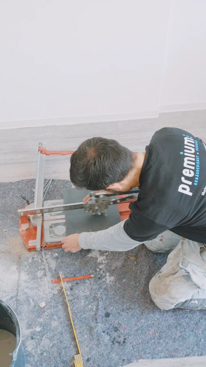 Mitarbeiter bei der praktischen Arbeit vor Ort